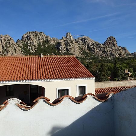 White - San Pantaleo Apartment Екстериор снимка