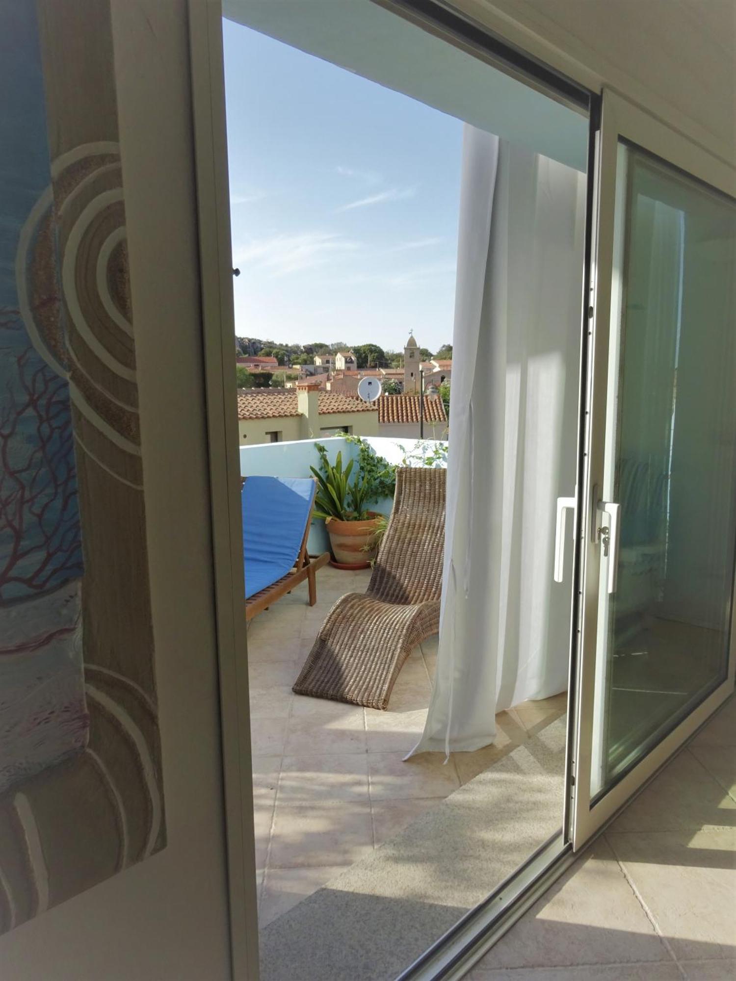 White - San Pantaleo Apartment Екстериор снимка