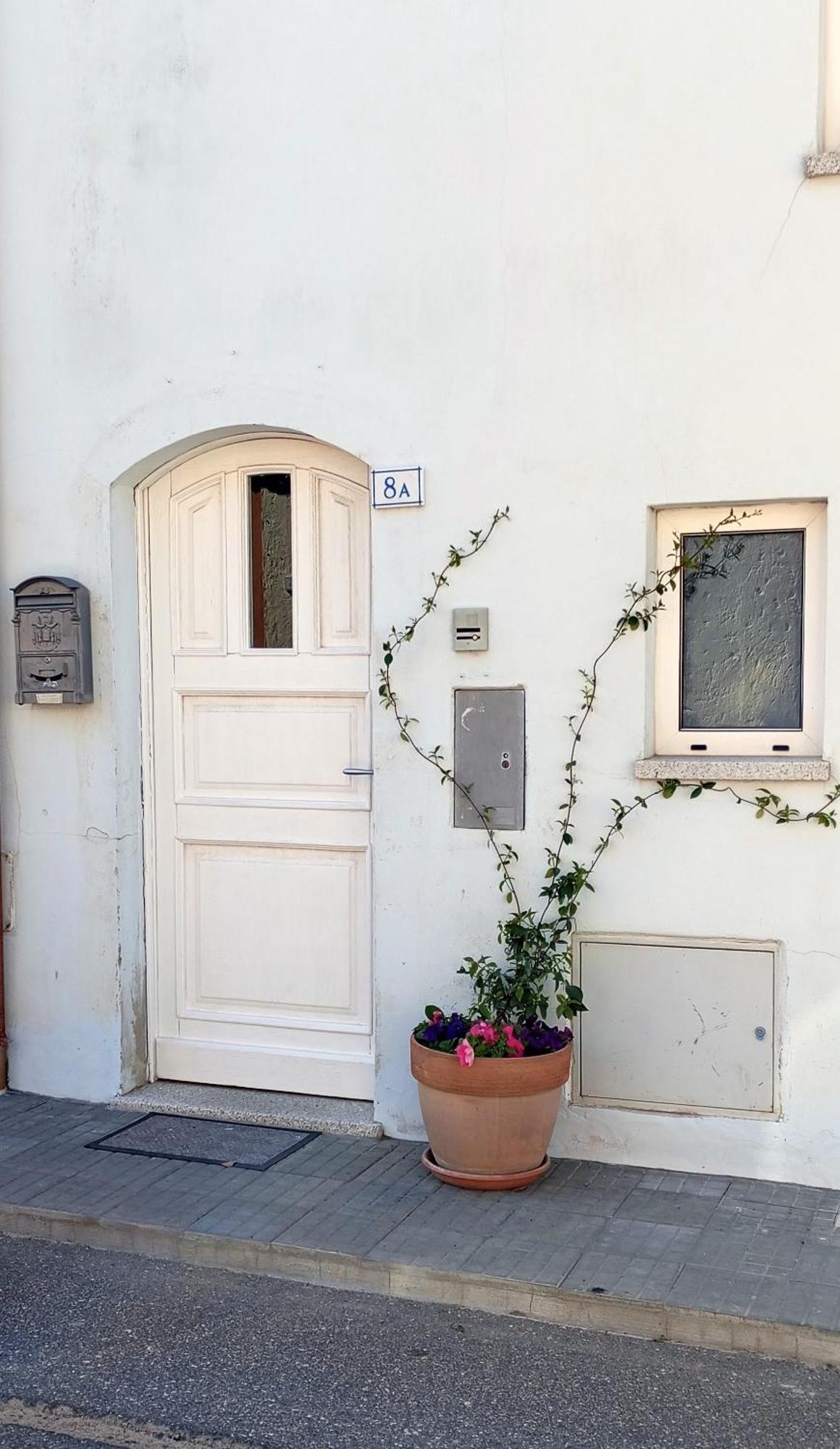White - San Pantaleo Apartment Екстериор снимка