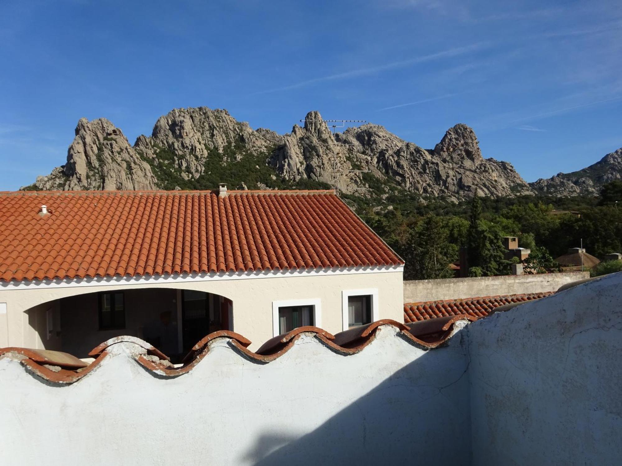 White - San Pantaleo Apartment Екстериор снимка